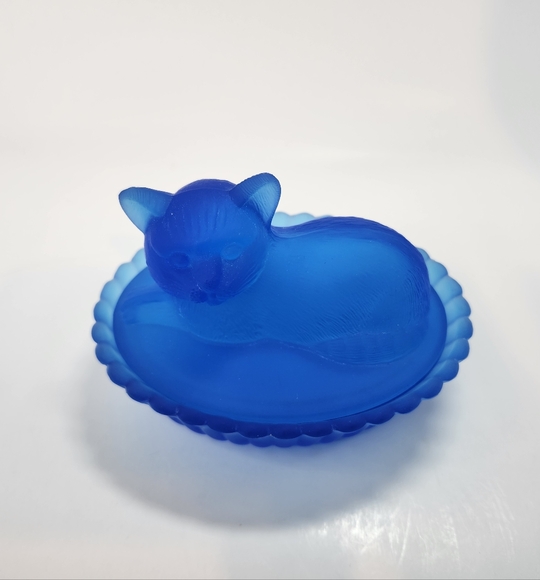 VINTAGE WESTMORELAND FROSTED BLUE SATIN GLASS CAT IN BASKET CANDY DISH - Picture 3 of 15